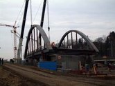 11.3.03 - Die Mühlgrabenbrücke wird am Ufer vormontiert und dann komplett an ihre endgültige Position verschoben